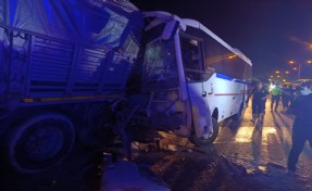 İşçi servisi TIR’a çarptı! 5’i ağır, 20 yaralı: TIR şoförü gözaltına alındı