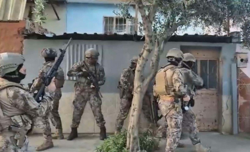 İzmir'de FETÖ operasyonu: 14'ü polis 20 gözaltı