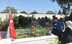 İzmir'de Kurban Bayramı öncesi şehitlik ziyareti