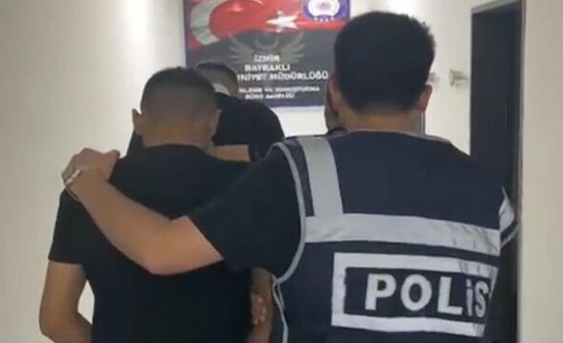 İzmir'de düğündeki ihbara giden polis, ruhsatsız tabanca ve tüfekler ele geçirdi; 2 tutuklama