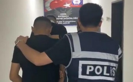 İzmir'de düğündeki ihbara giden polis, ruhsatsız tabanca ve tüfekler ele geçirdi; 2 tutuklama