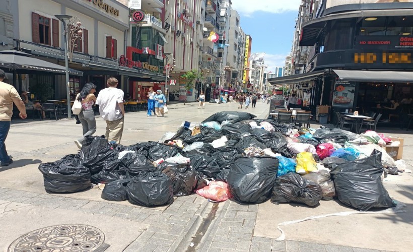 İzmir'de grevin 4'üncü gününde de çöpler toplanmadı
