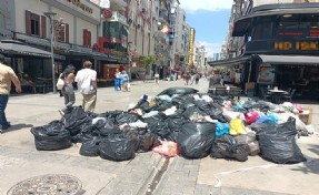 İzmir'de grevin 4'üncü gününde de çöpler toplanmadı
