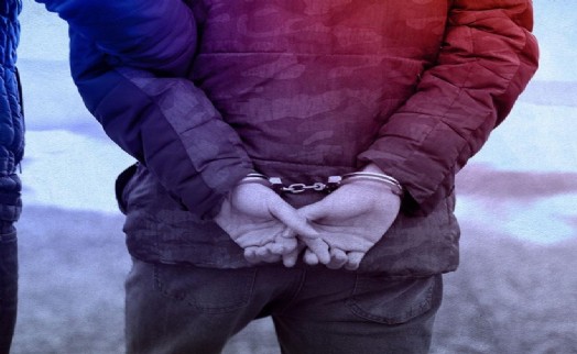 İzmir'de uyuşturucu operasyonuna 2 tutuklama: Binlerce sentetik hap ele geçirildi!