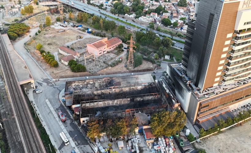İzmir'deki plastik fabrikasının deposunda çıkan yangının hasarı gün aydınlanınca ortaya çıktı