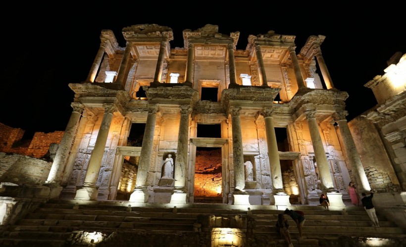 İzmir'in parlayan yıldızı Efes gece ziyaretine bekliyor