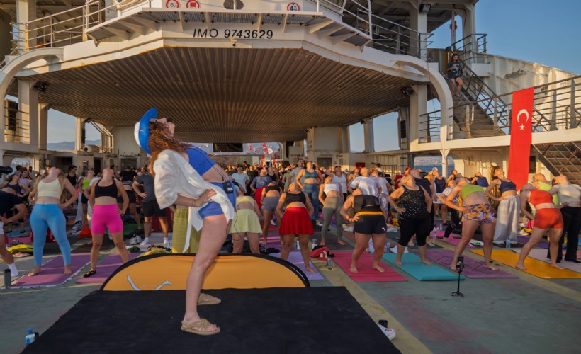 İzmir’de sıra dışı buluşma: Güneşi yoga ile uğurladılar