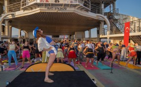 İzmir’de sıra dışı buluşma: Güneşi yoga ile uğurladılar