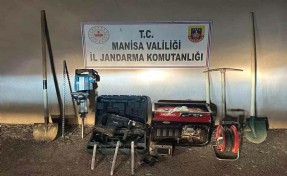 Kaçak kazı yapan defineciler suçüstü yakalandı