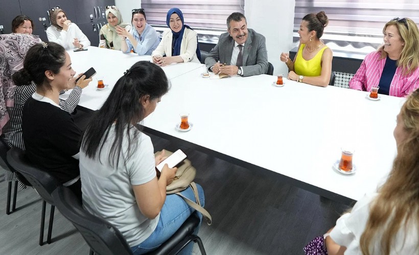 Kadın öğretmenden Bakan Tekin'e tuhaf yorum: 'Kalp atıyorsunuz ya çıldırıyoruz'