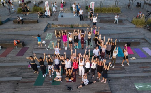 Karşıyaka’da gün batımında yoga buluşması