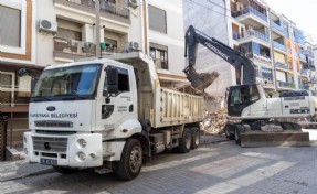 Karşıyaka’da metruk ve riskli binalar tek tek yıkılıyor