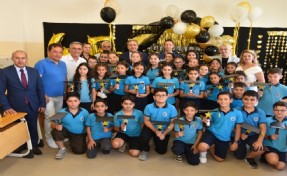 Karşıyakalı minikler karne heyecanı yaşadı