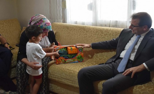 Kaymakam Güldoğan'dan İzmir'deki yangında hayatını kaybeden orman işçisinin ailesine ziyaret