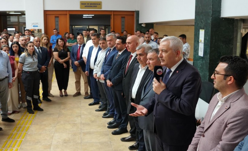 Kemalpaşa'da bayram tatilinde hizmet aksamıyor: Başkan Türkmen personelle bayramlaştı