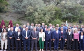 Kritik dava öncesi belediye başkanlarından Özel'e destek: Karanlığa teslim olmayacağız