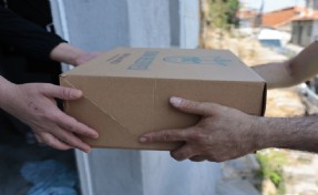 Kurban bağışları ihtiyaç sahiplerine ulaşıyor: Konak’ta kapı kapı dayanışma