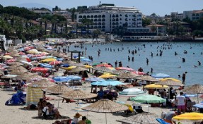 Kuşadası'nda plajlar doldu taştı, sokaklar bomboş kaldı