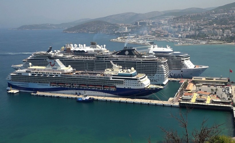 Kuşadası’na 3 kruvaziyerle 10 bin turist geldi