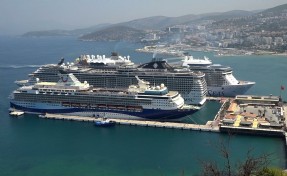 Kuşadası’na 3 kruvaziyerle 10 bin turist geldi
