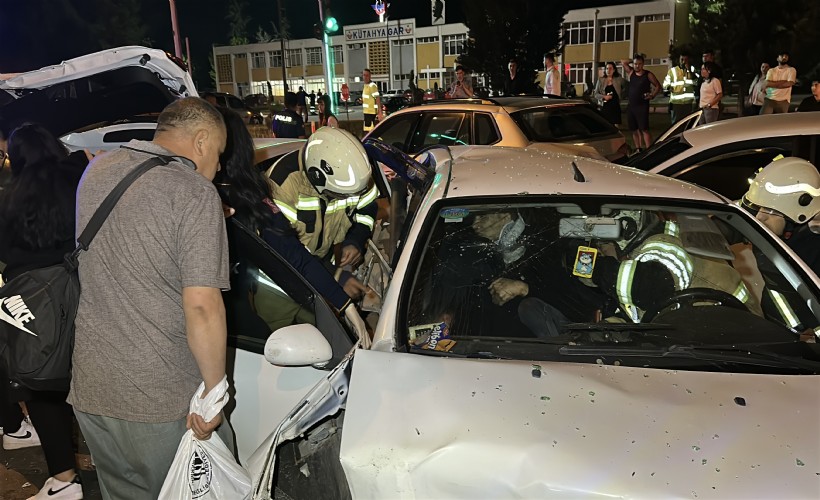 Kütahya'da zincirleme kaza: 2’si ağır 6 yaralı