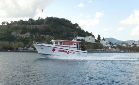 Leros Adası açıklarında parmağı kopan kadın, deniz ambulansıyla Bodrum'a getirildi