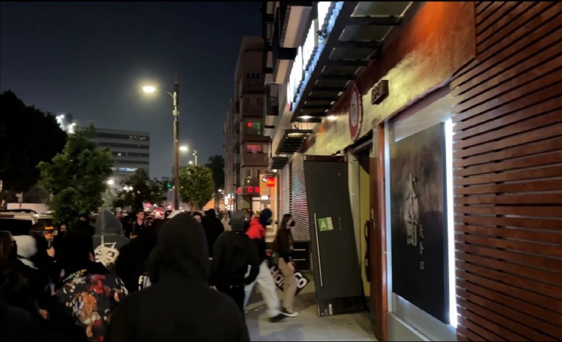 Los Angeles'a yağmacılar indi: Dükkanlar saniyeler içine boşaltıldı