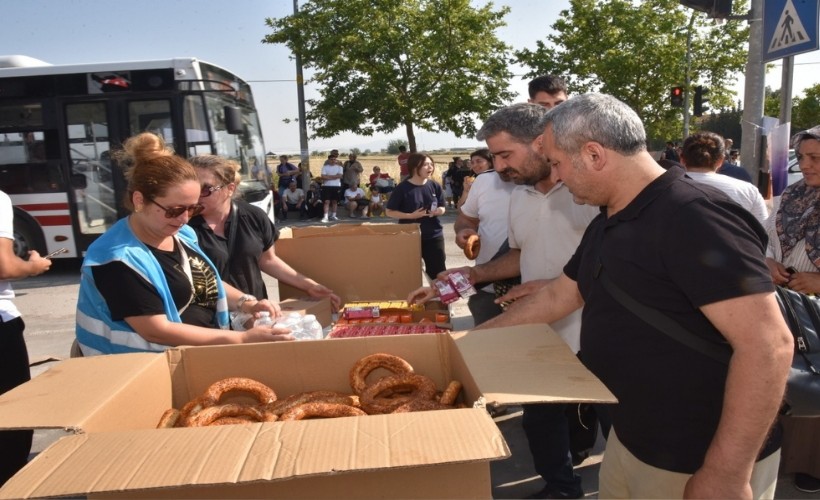 Menemen Belediyesi, öğrenci ve velilere ikram desteği sağladı