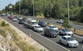 Muğla'da 10 kilometrelik araç kuyruğu oluştu