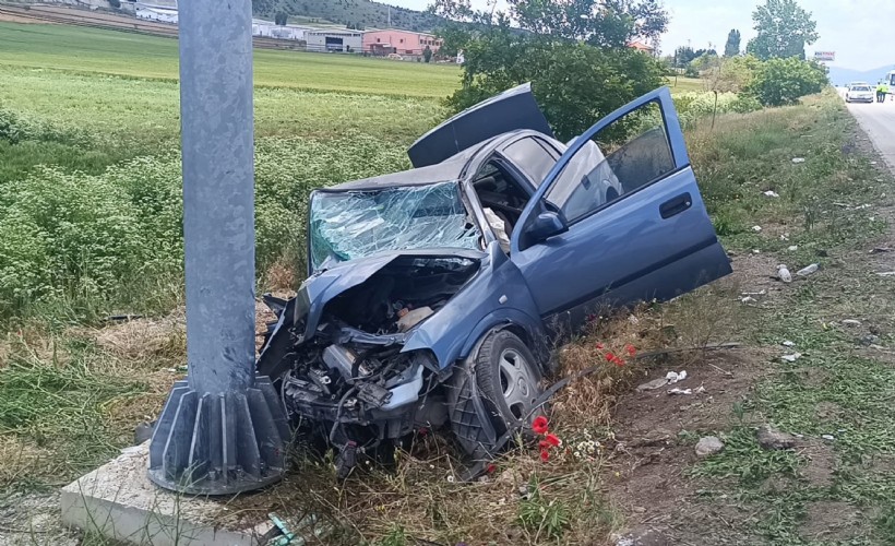 Otomobil yön levhasına çarptı: 1 ölü, 1 yaralı