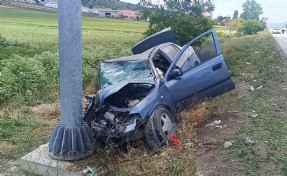 Otomobil yön levhasına çarptı: 1 ölü, 1 yaralı
