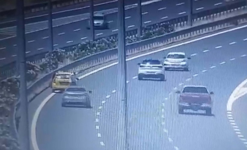 Otomobilin taksiyle çarpıştığı kaza kamerada: 1 ölü