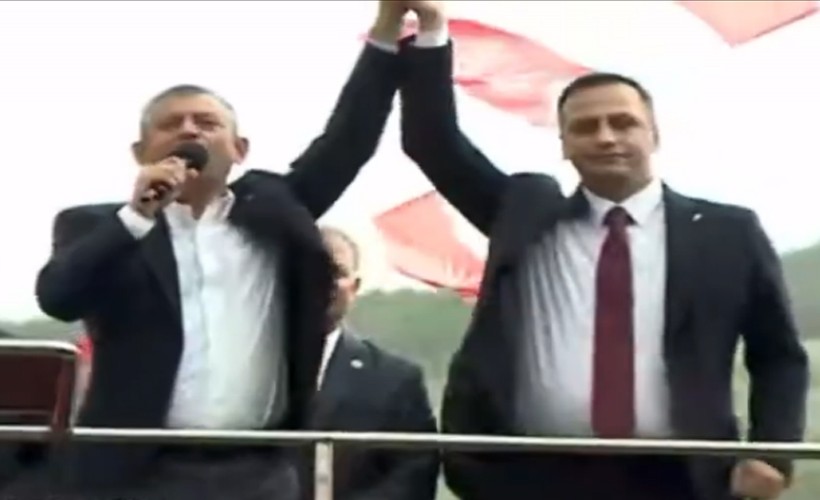 Özel, Bayburt'ta Ömer Eşki'nin elini havaya kaldırdı: 'Sizin emanetiniz, evladınızı kutluyorum'