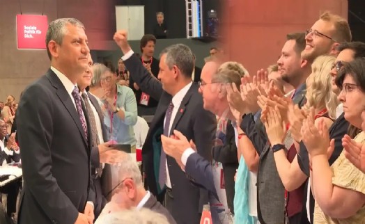 Özel 'asla vazgeçmeyeceğiz' sözlerine alkış tufanı! Free İmamoğlu pankartları açıldı