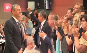 Özel 'asla vazgeçmeyeceğiz' sözlerine alkış tufanı! Free İmamoğlu pankartları açıldı