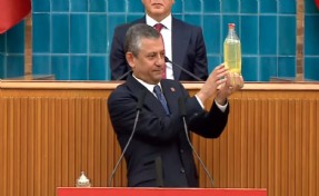 Özgür Özel'den dikkat çeken tepki: 'Al sana 50 TL'lik mazot'