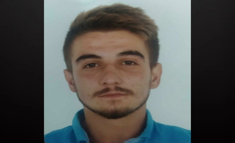 Refüjdeki ağaca çarpan kamyonetin sürücüsü öldü