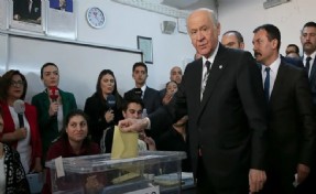Son ankette büyük şok: MHP ilk kez baraj atına düştü!