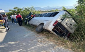 Tarım işçilerini taşıyan minibüs devrildi: 6 yaralı