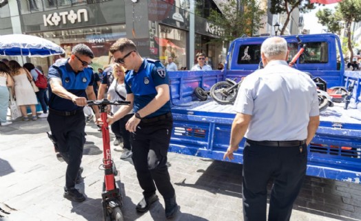 Karşıyaka'da yaya yollarında scooter ve motora geçit yok