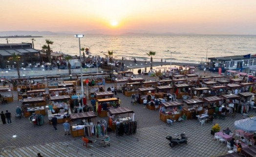 Yenilenen yüzüyle halktan büyük ilgi gördü: Güzelbahçe'de Gece Pazarı coşkusu