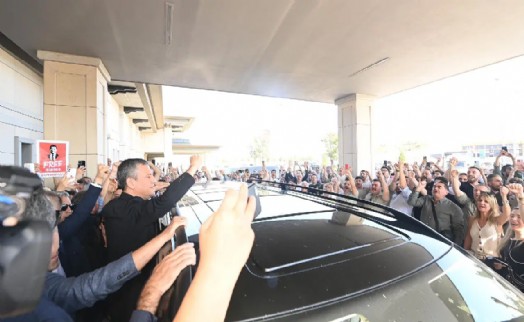 Yurt dışından dönen CHP Genel Başkanı Özel’i, partililer karşıladı