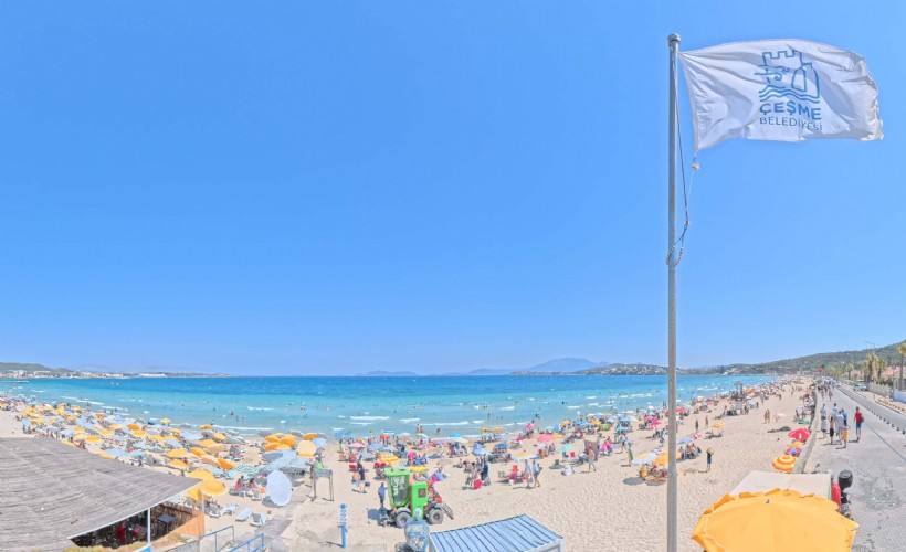 Sıcak hava bunalttı; Çeşme'de plajlar doldu