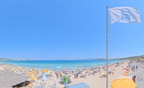 Sıcak hava bunalttı; Çeşme'de plajlar doldu
