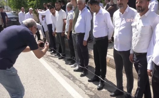 Adıyamanlılar Özel'i böyle karşıladı: Ayaklarına zincir vurdular!