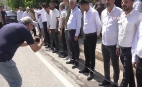 Adıyamanlılar Özel'i böyle karşıladı: Ayaklarına zincir vurdular!