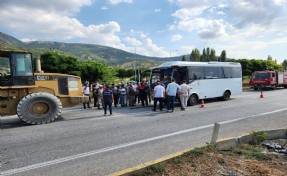 Afyonkarahisar’da yolcu midibüsü ile TIR çarpıştı; 7 yaralı