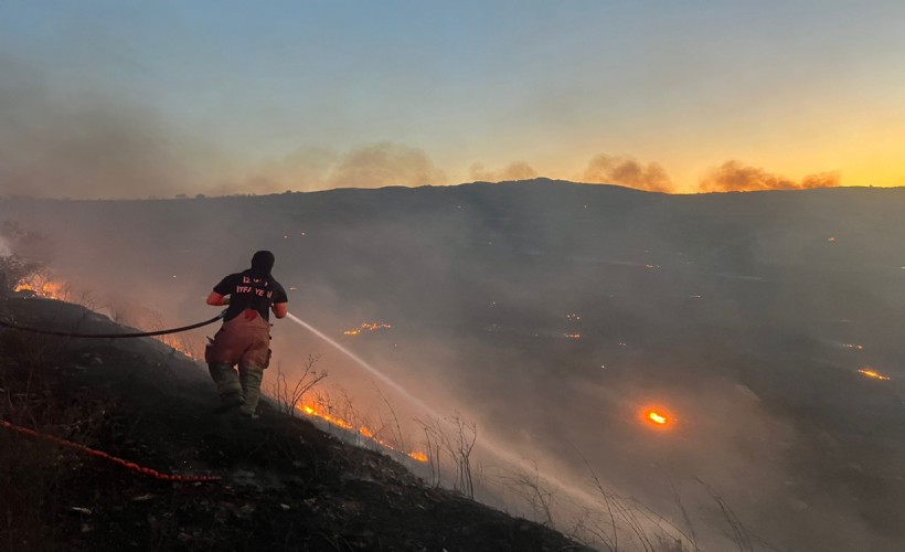 Aliağa Hacıömerli Mahallesi makilik alanda çıkan yangına müdahale sürüyor