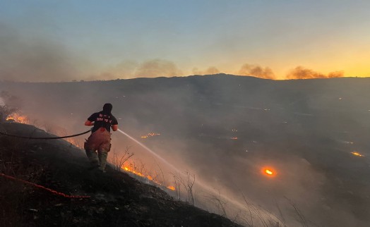 Aliağa Hacıömerli Mahallesi makilik alanda çıkan yangına müdahale sürüyor