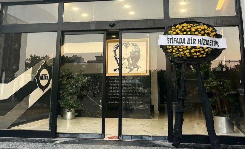 Altay taraftarlarından yönetime siyah çelenkli çağrı: 'İhanet etmeyin, istifa edin'